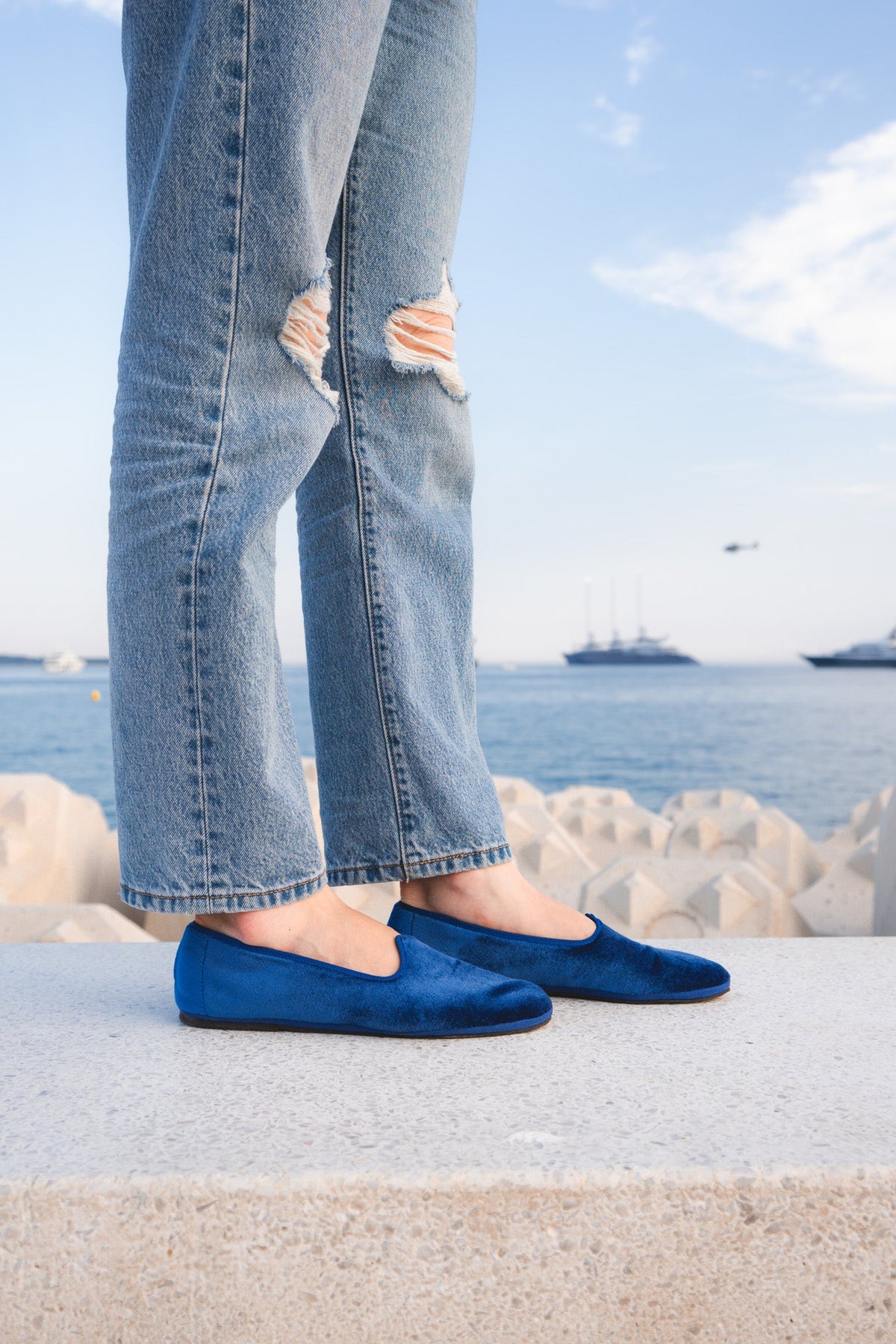 Tradizionale Cobalto worn with denim on the seafront