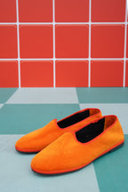 Tradizionale Arancio velvet friulane flats on tile