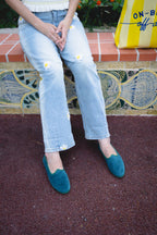Tradizionale Petrolio worn with denim, seated