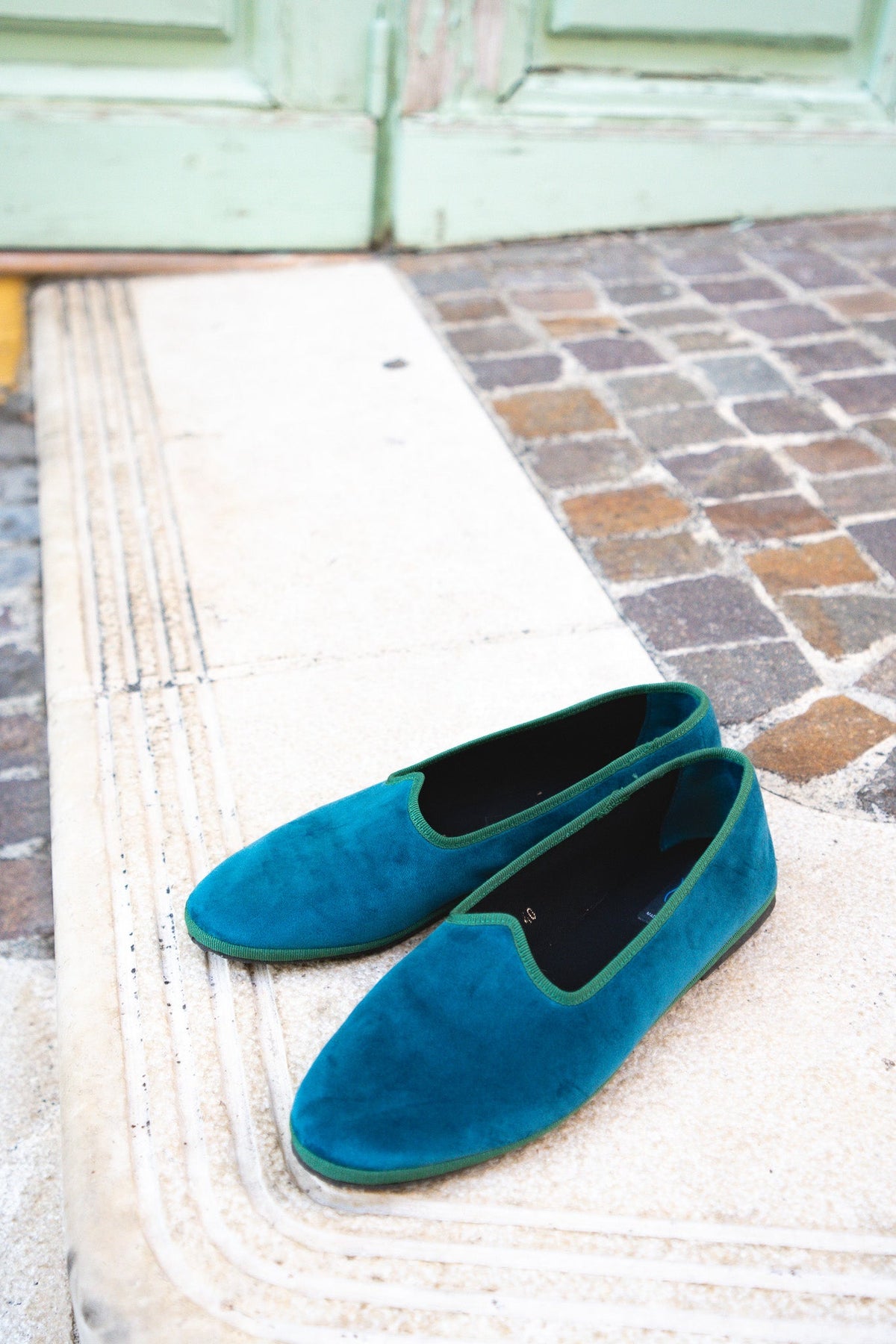 Tradizionale Petrolio velvet friulane flats on a doorstep