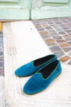 Tradizionale Petrolio velvet friulane flats on a doorstep